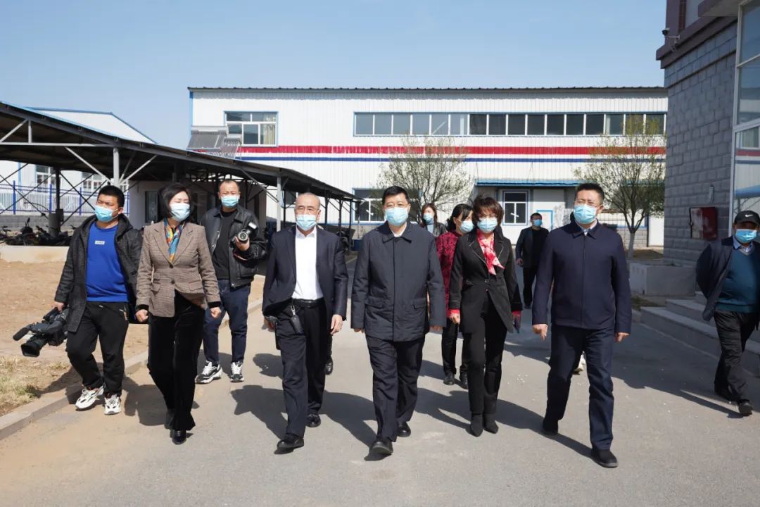 光達化工總經(jīng)理白松泉接待市政協(xié)調研組4