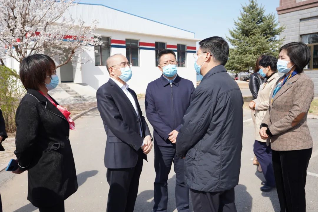 光達化工總經(jīng)理白松泉接待市政協(xié)調研組3